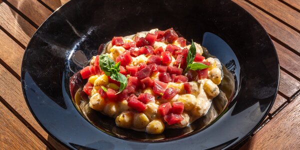 Gnocchetto con Pesto di mandorle e arancia, Tartar di Tonno Rosso
