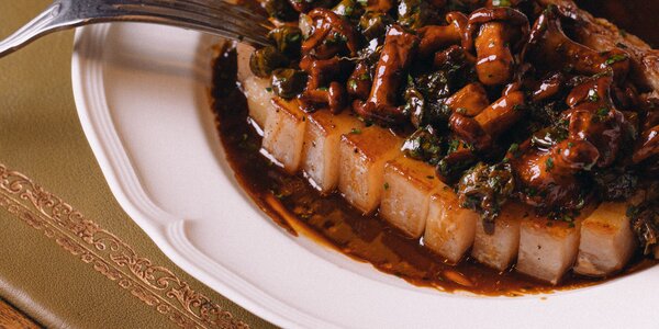 Côte de Porc Ibérique, Champignons de Saison et Câpres