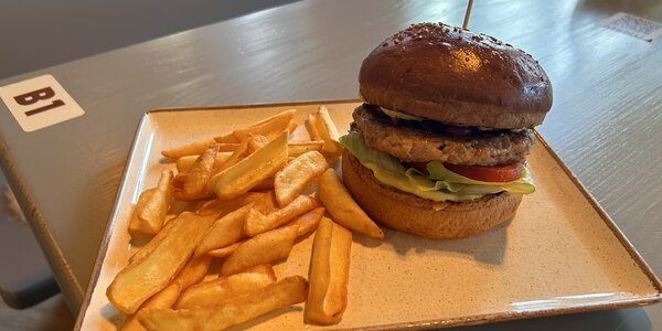 170g Kurací burger z marinovaných stehien, limetkový dip, hranolky