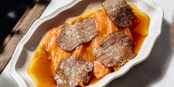 Crudo de saumon, truffe noire et sauce ponzu
