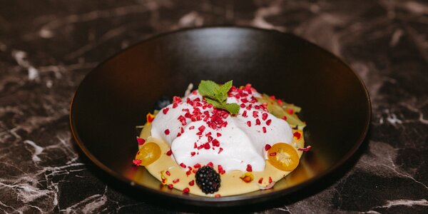 Cremoso de mango con espuma de coco y kumquat en almibar