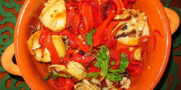 Peperoni piccanti in salsa d'olio e seppie