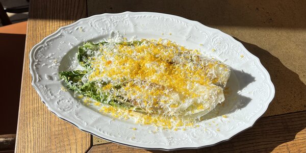 Salade Romaine grillée, sauce Vitello & citron