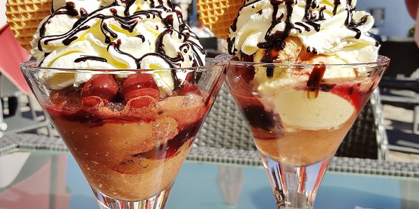 Gelato con frutta e panna montata