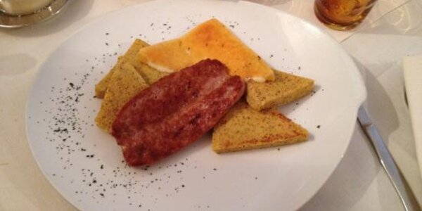 POLENTA ALLA PIASTRA CON SALSICCIA
