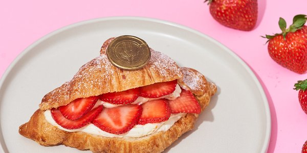 Vanilla pastry cream with strawberries croissant