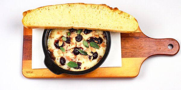 gratinovaný syr provolone s marinovanými brusnicami,