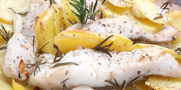Merluzzo al latte con cipolle e patate servita con polenta taragna