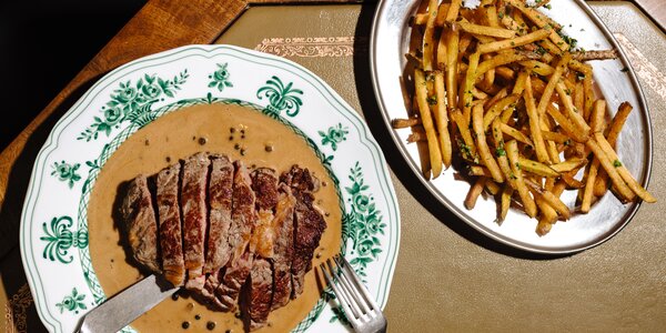 Entrecôte Black Angus, pepper sauce, french fries with smoked paprika