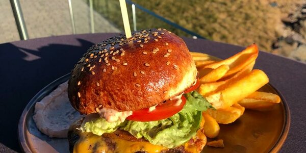 200g Domáci hovädzí burger so syrom cheddar, hranolkami a chipotle remuládou 
