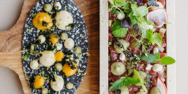 Tartar de atún rojo aliñado con soja, aceite de trufa y zumo de lima