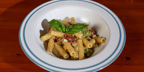 Maccherone , pesce bianco , broccolo romano e pomodori arrostiti