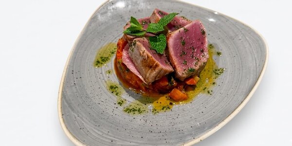 Tonno scottato con olio al basilico e caponata