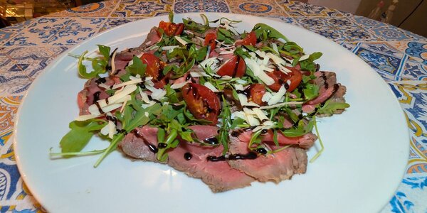 Roast Beef con Rucola , Pomodorini e aceto Balsamico
