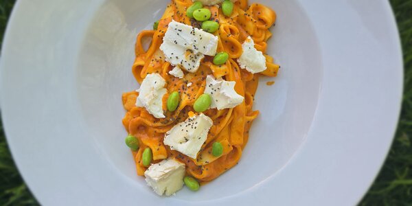 250G TAGLIATELLE S OMÁČKOU Z PEČENÝCH PAPRÍK A KOZÍM SYROM 