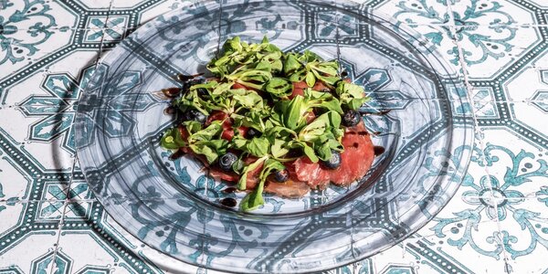 Carpaccio di manzo , valeriana mirtilli e glassa di balsamico 