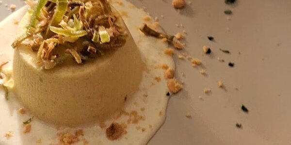 Flan di porri con crema leggera di acciughe con taralli sbriciolati