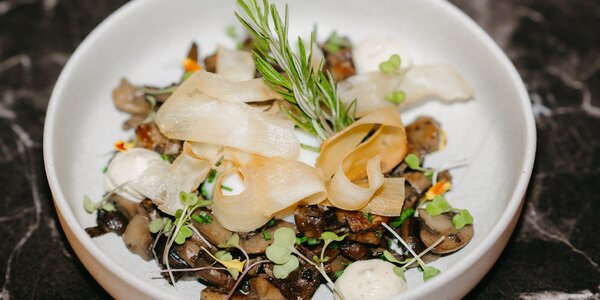 Mix de setas con huevo poché y chips de yuca