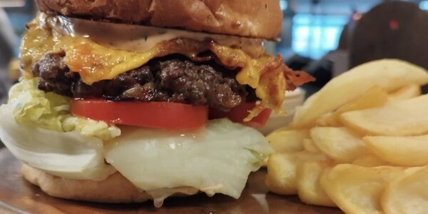 170g Beef burger with cheddar cheese, chipotle dip and french fries 