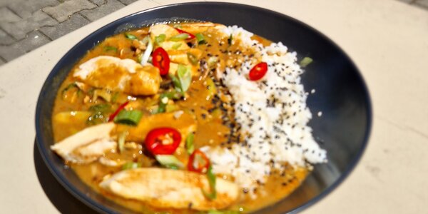 150g Thajské curry s kuracími prsiami a dusenou ryžou