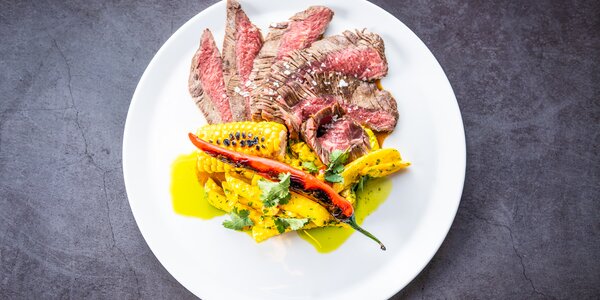 300g Grilovaný flank steak s parmezanovými zemiakmi a chipotle omáčkou