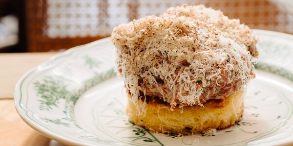 Tartare de bœuf à la truffe noire sur brioche