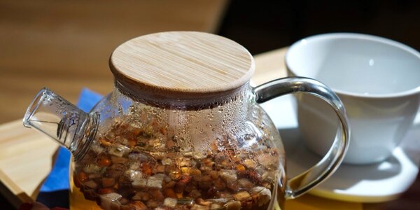 Čaj mäta-mango v čajníku / Mint-mango tea in a pot