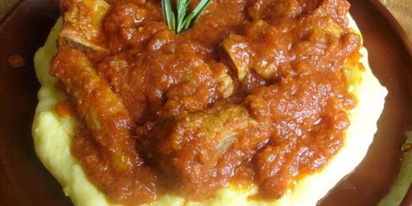 Salsiccia con cipolle in brüscit con polenta taragna