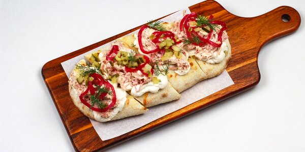 pizzetta with pulled pork knuckle,