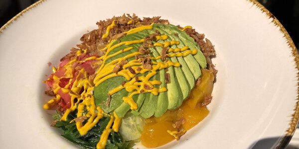 160G POKÉ - RESTOVANÁ RYŽA, KURACIE PRSIA / AVOKÁDO, MANGO, WAKAME ŠALÁT, UHORKA, NAKLADANÝ ZÁZVOR