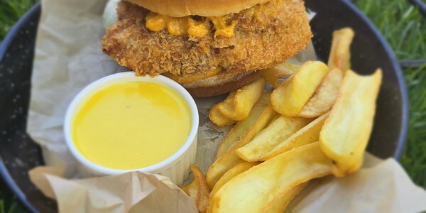 170G KURACÍ BURGER S TEKUTÝM CHEDDAROM, CIBUĽOVÝM DIPOM A HRANOLKAMI 