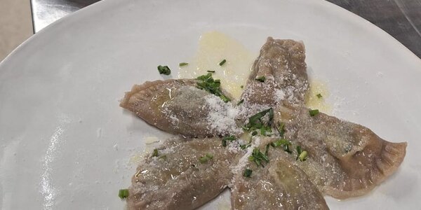 Schlutzkrapfen(ravioli) ripieni di ricotta e spinaci, al burro nostrano e salsa ai frutti rossi*