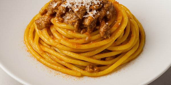 Spaghettoni all'uovo con ragù di anatra e ricotta salata