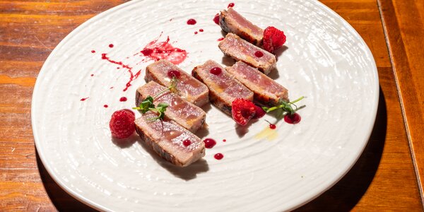 Tonno scottato, frutti di bosco e mostarda 