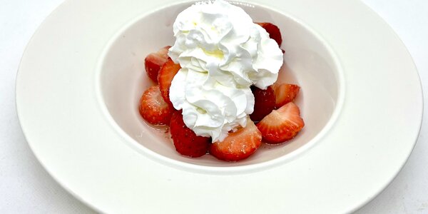 Fragole di stagione con panna 