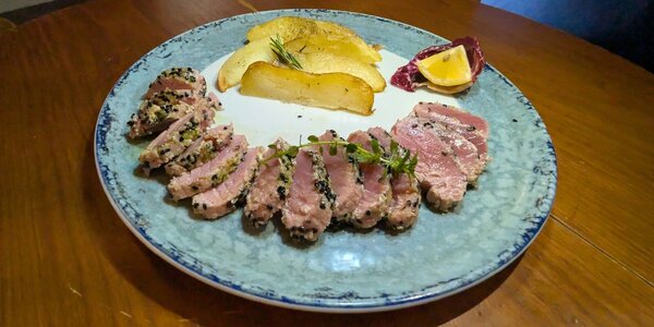 Tonno Scottato al Sesamo con Patate al Forno