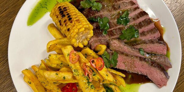 300g Grilovaný flank steak s parmezanovými zemiakmi a chipotle omáčkou