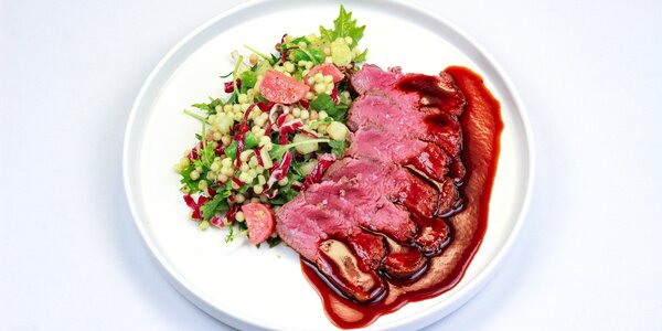 beef rump steak with mizuna and chicory,