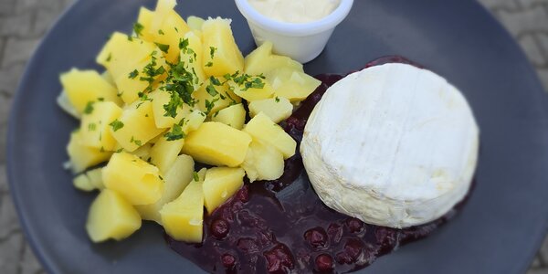 Grilovaný encián s varenými zemiakmi a brusnicami 120g 