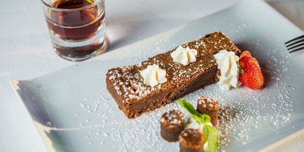 Torta caprese con mandorle e cioccolato e panna fresca