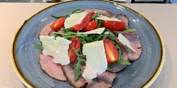 Roast-beef, pomodorini, rucola e grana