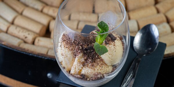 Gelato alla Crema con crumble di cacao e caramello salato 