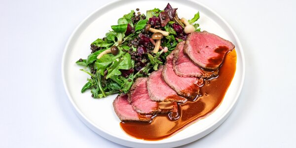 listový šalát s vyzretou hovädzou roštenkou,