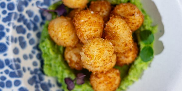 Bocconcini fritti di baccala mantecato e crema di broccolo