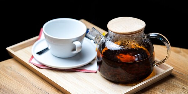 Čaj čierný v čajníku / Black tea in a pot