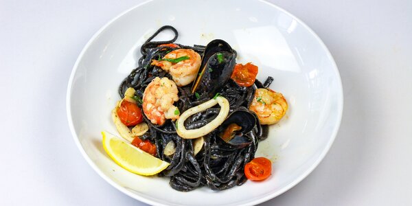 sépiové linguine s krevetami, kalamármi a slávkami,