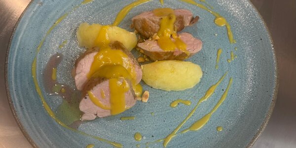 Filetto di maialino con patata morbida e salsa alla senape