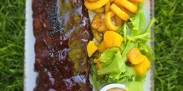 400G BRAVČOVÉ REBRÁ BBQ S TOČENÝMI HRANOLKAMI A CHIPOTLE DIPOM 