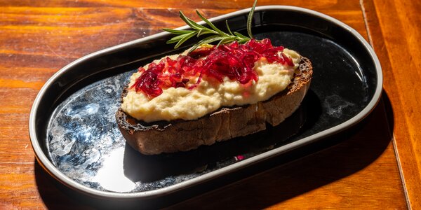 Crostone di baccalà mantecato e cipolla caramellata 