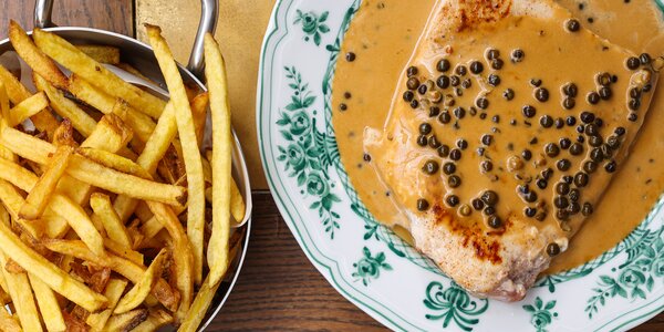 Filet d’Espadon, Sauce au Poivre et Frites